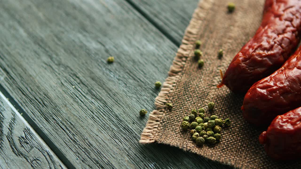 romero y pimienta cerca de salchichas enteras