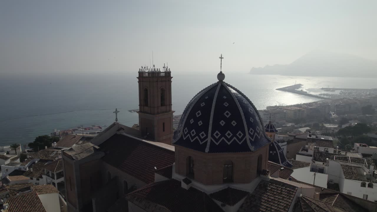Volo di drone sopra la cupola della Chiesa Cattolica della Vergine del Consolo ad Altea, Spagna