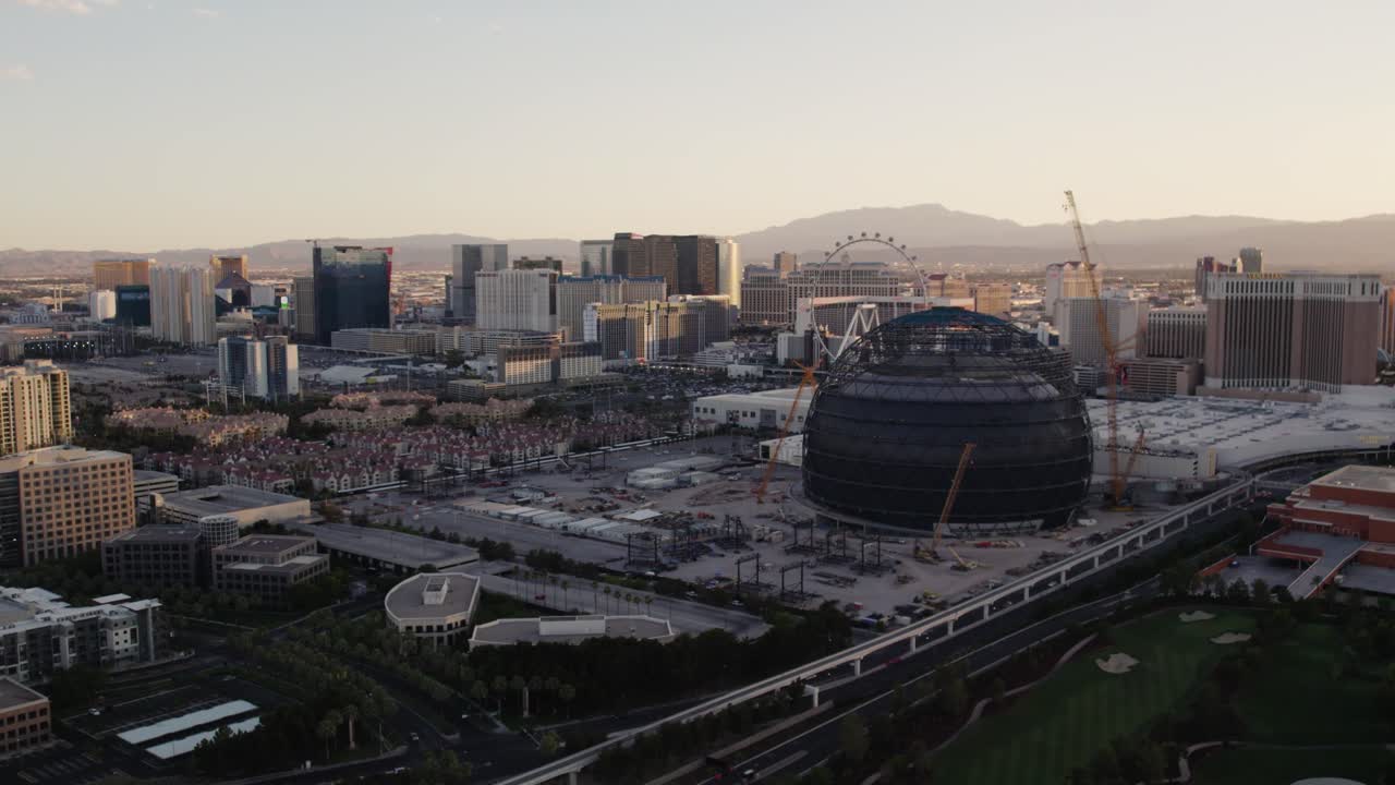 imágenes aéreas de drones de la franja de las vegas desde el este durante la puesta de sol de 2022
