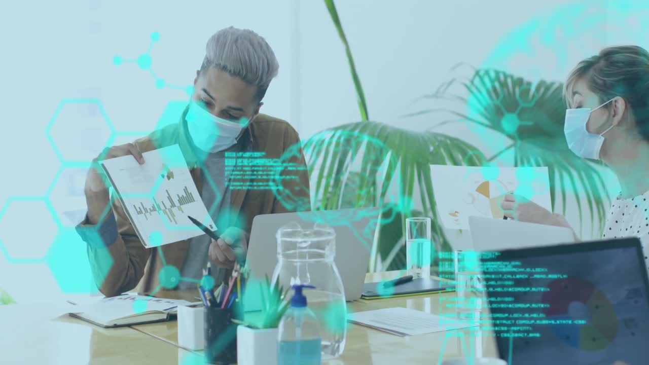 사무실에서 마스크를 쓰고 있는 동료들과 함께 통계를 보여주는 디지털 인터페이스의 애니메이션