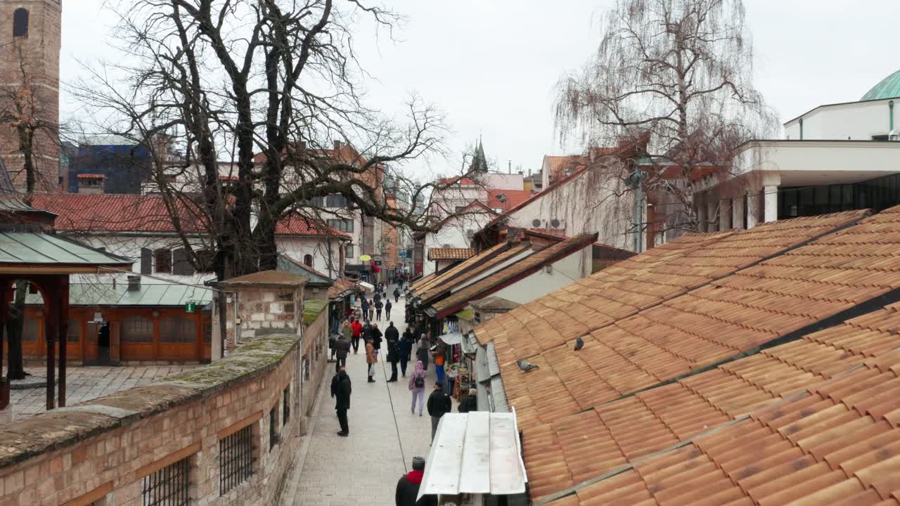 calles de la ciudad vieja de sarajevo, gente caminando por calles históricas, vista aérea