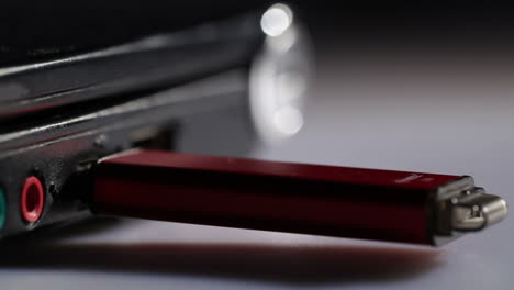 la inserción de la unidad flash usb roja en la fotografía macro del portátil