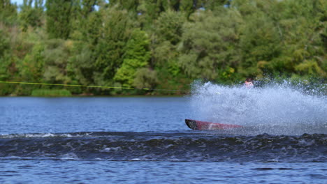 Extremer-Mann-Beim-Wakeboarden.-Wakeboard-Fahrer,-Der-Wellen-Reitet.-Mann-Reitet-Kielwasser