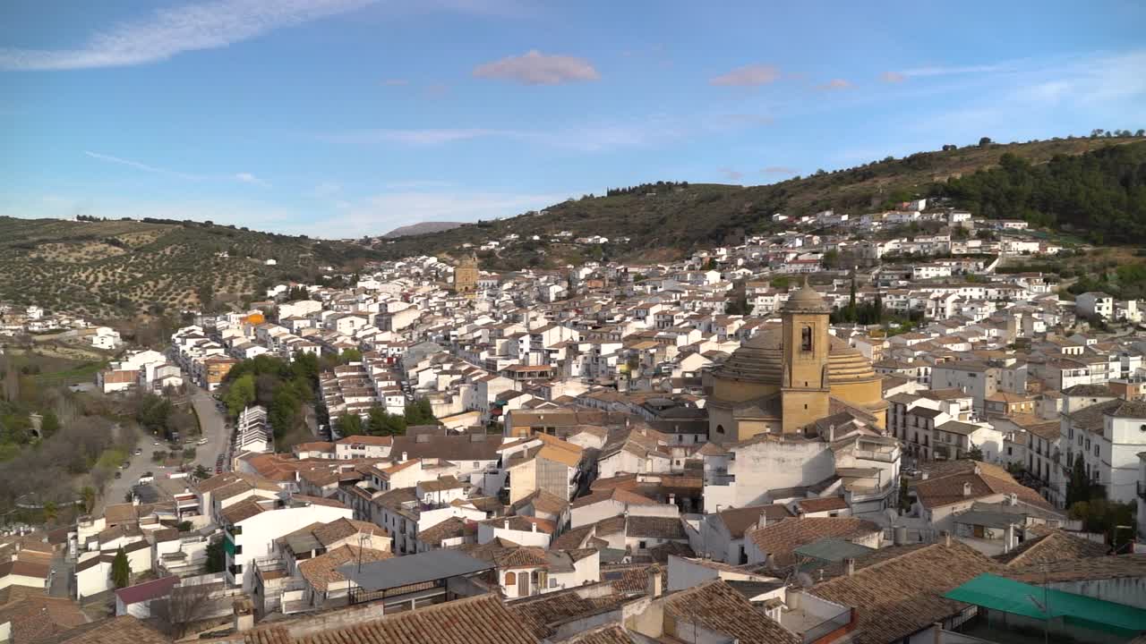 Panoramica su un piccolo villaggio spagnolo nella campagna con una chiesa rotonda