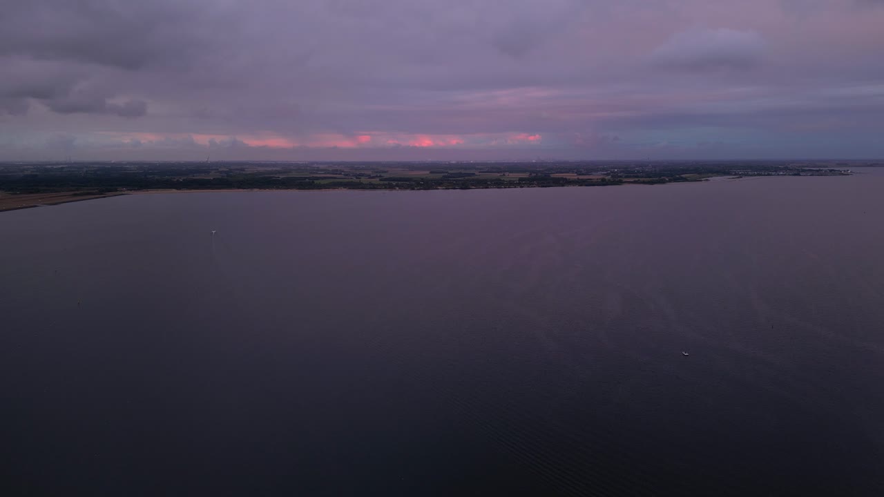 воздушный панорамный вид большой водной поверхности