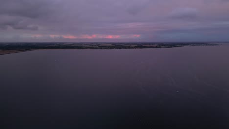 Vista-Panorámica-Aérea-De-Una-Gran-Superficie-De-Agua