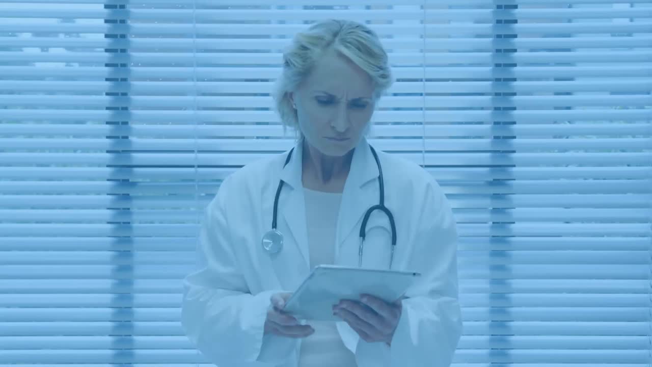 Medico che usa il tablet e che parla