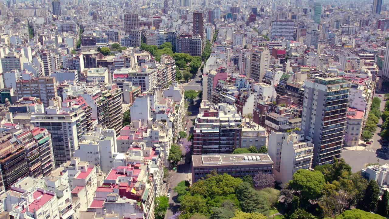 vista aérea de edificios residenciales en un día soleado en recoleta, buenos aires, argentina