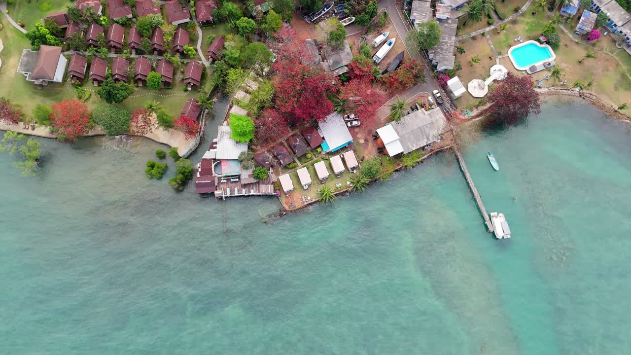 Filmato aereo da drone che cattura la tranquillità di Bailan Village, della spiaggia e dei resort tropicali di Koh Chang, Thailandia