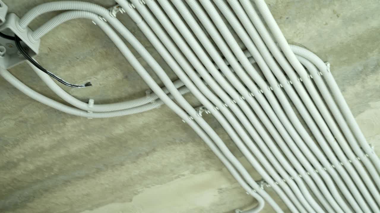 instalación eléctrica de tubos de electrificación de plástico en el sitio de construcción