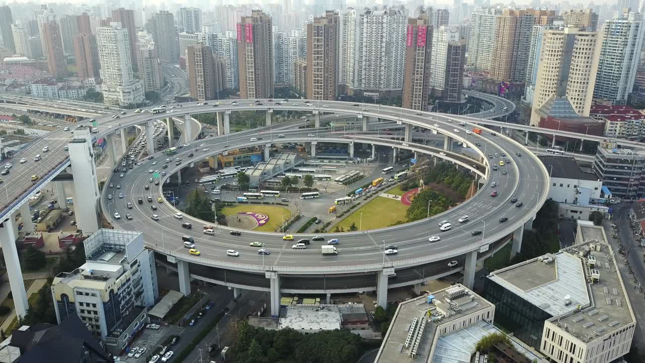 vista aérea del puente nan pu en shanghai, china, circular elevado con tráfico en movimiento
