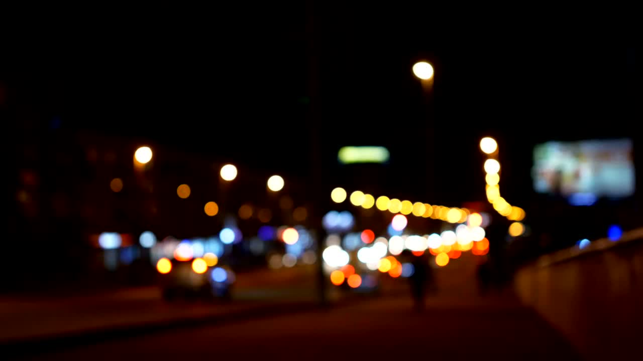 luces desenfocadas calle de los ángeles resumen. fondo borroso de la ciudad. círculos de bokeh en movimiento del tráfico nocturno.