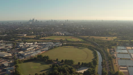 Toma-Aérea-Circular-Del-Horizonte-De-Londres-Desde-Walthamstow.