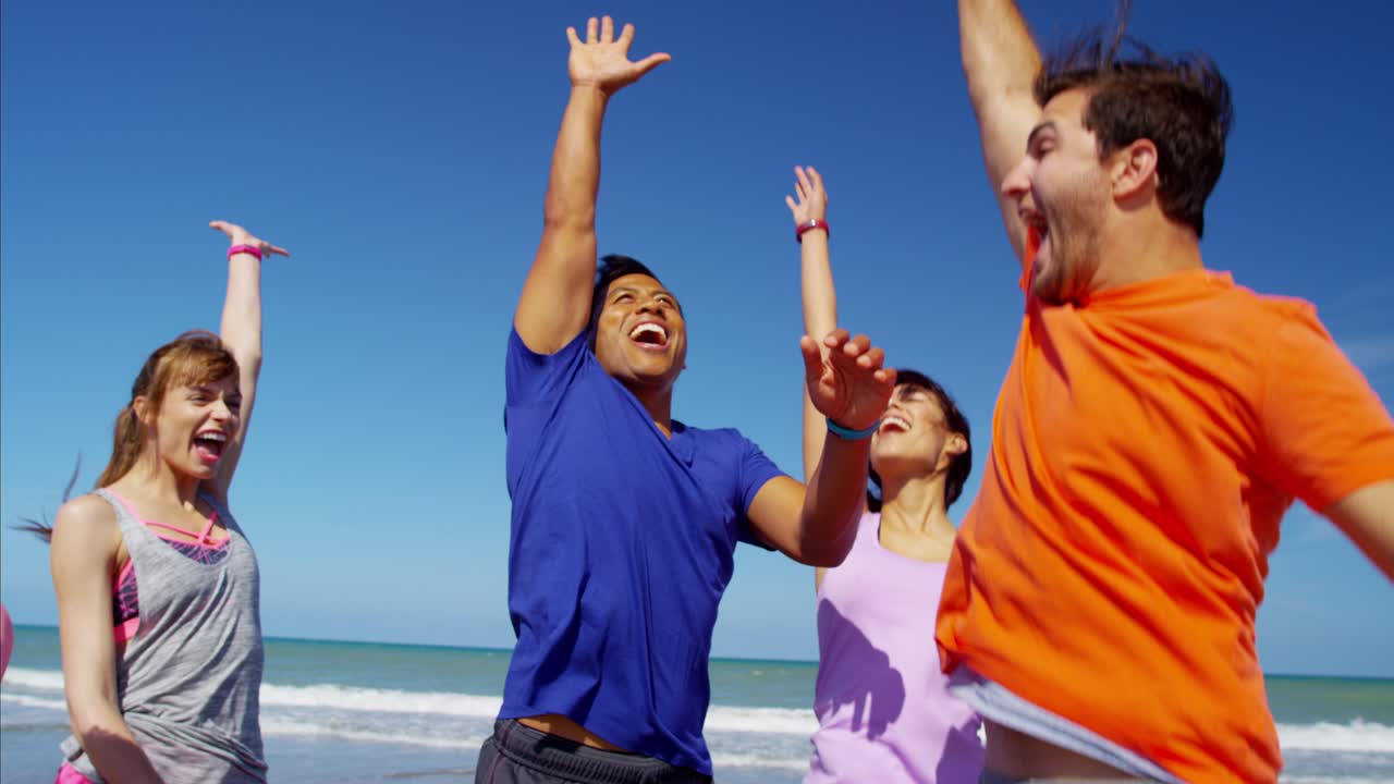 retrato de amigos multiétnicos haciendo un diario de video
