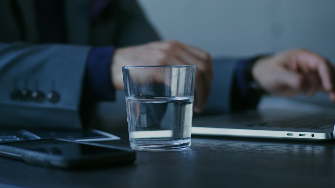 hombre de negocios trabajando en una computadora portátil con agua