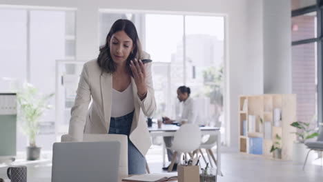 Mujer-De-Negocios-Hablando-Por-Teléfono