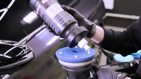 detallado profesional de automóviles utilizando maquinaria y pulidores para la restauración de pintura.