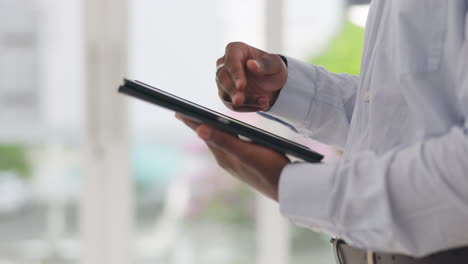 zoom de mano, tableta o asesor financiero de hombre negro