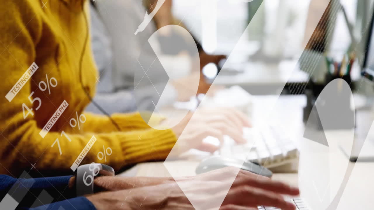 사무실에서 다양한 사업가들에 대한 금융 데이터 처리의 활성화