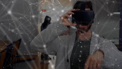 hombre con un auricular de realidad virtual en la sala de reuniones