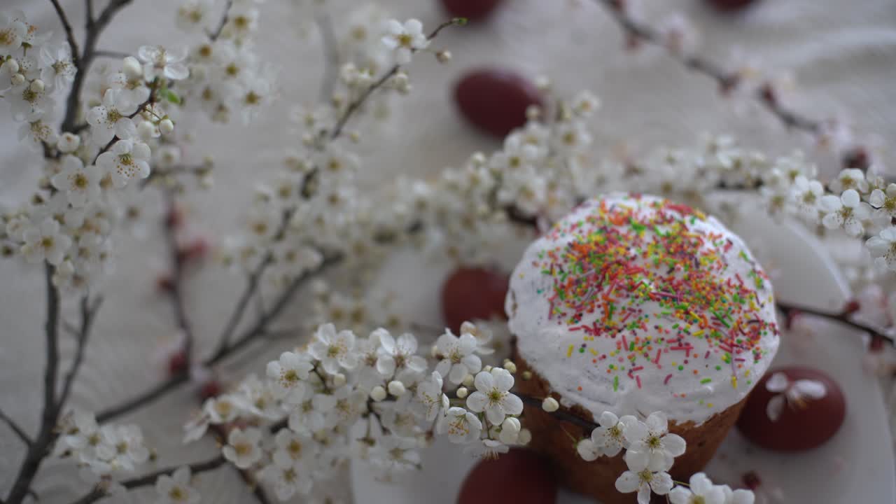 부활절 축하합니다. 부활절 케이크, 미모사 가지와 캔버스  ⁇ 킨에 달 ⁇ .