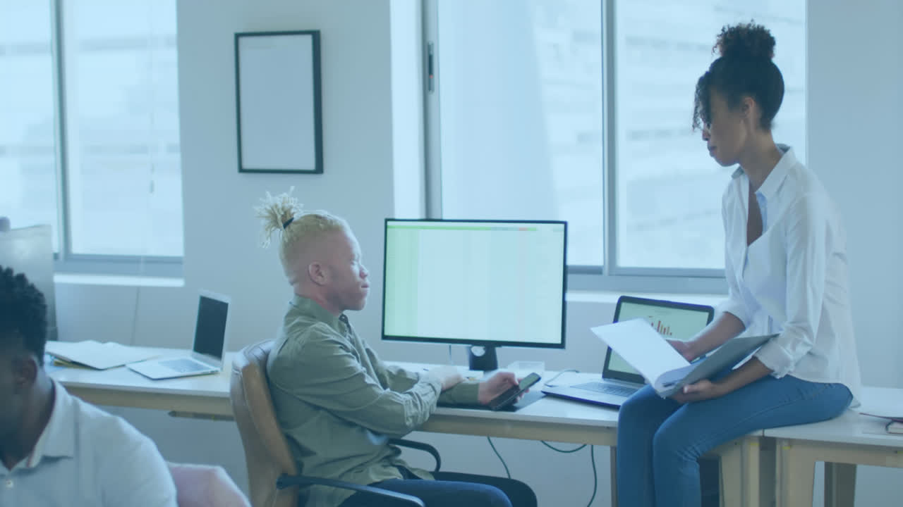animación del icono del autobús escolar sobre diversas personas de negocios en la oficina