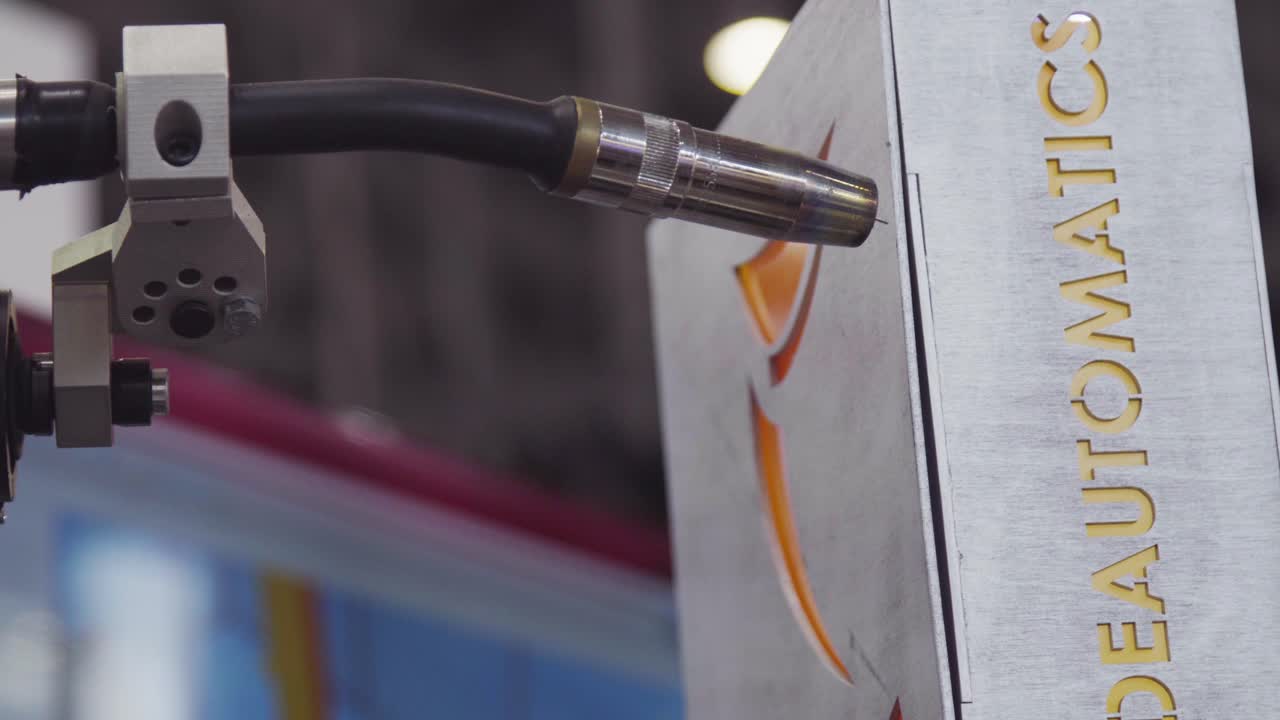 산업용 용접 로: 금속 상자에 아마존 로고