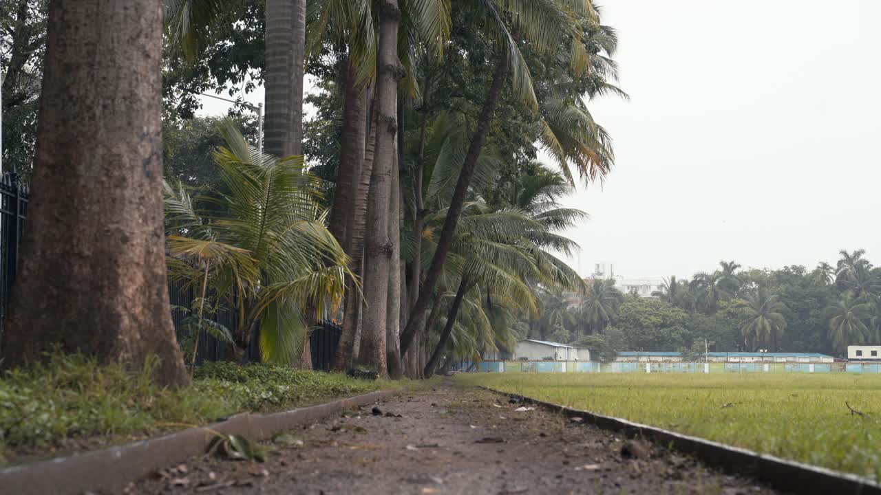 인도 남부 바이의 전염병 발발 기간 동안 비가 오는 날에 오벌 메이던의 빈 놀이터