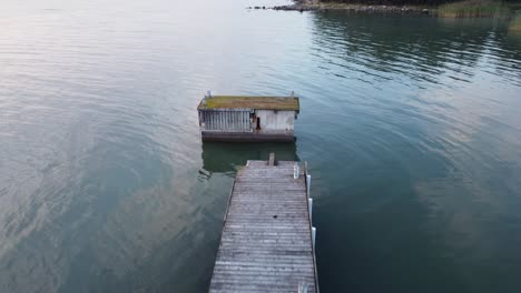 muelle roto en el mar. disparo de dron