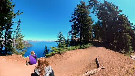 Wanderer-Machen-Eine-Pause-Am-Rande-Des-Crater-Lake-Nationalparks