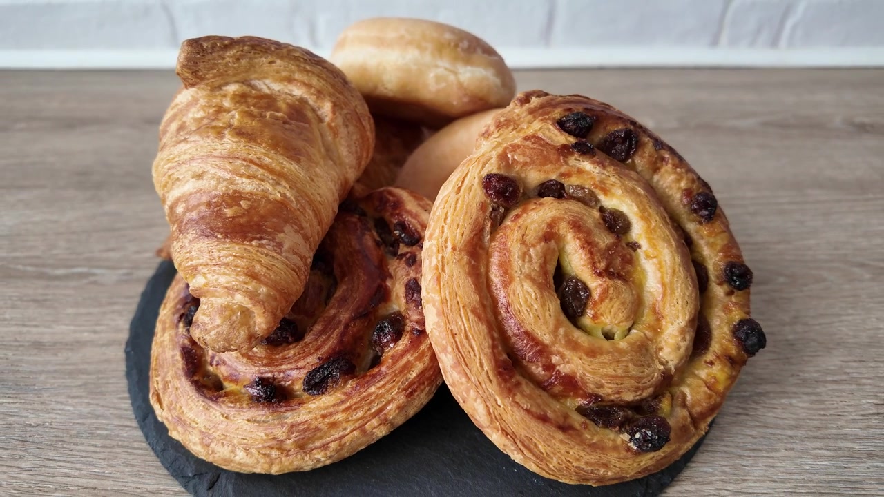 Pasticcini assortiti e cornetti freschi.