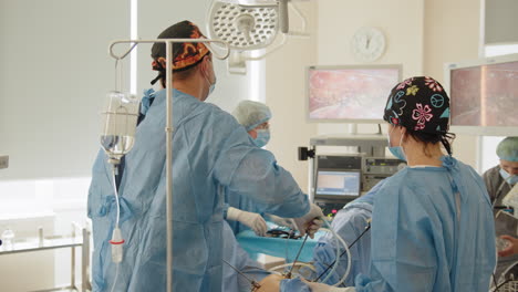 procedimiento quirúrgico en una sala de operaciones