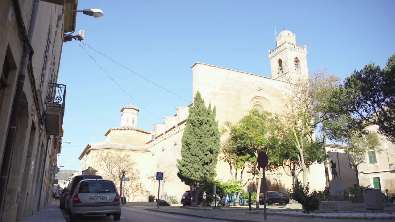 유럽 마을 의 교회 의 거리 풍경