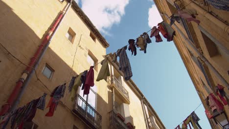 Trocknen-Von-Kleidung,-Die-Zum-Trocknen-Auf-Der-Typischen-Straße-In-Montpellier,-Frankreich,-Aufgehängt-Wird