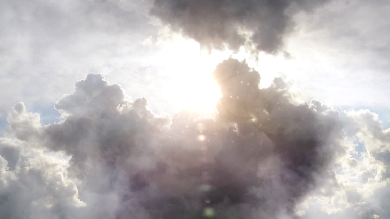 태양은 맑고 푸른 하늘의 두꺼운 구름 사이에 있었다