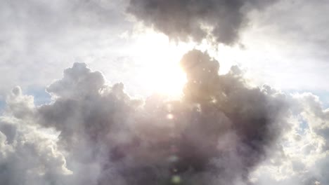 el sol estaba entre las espesas nubes en el cielo azul claro