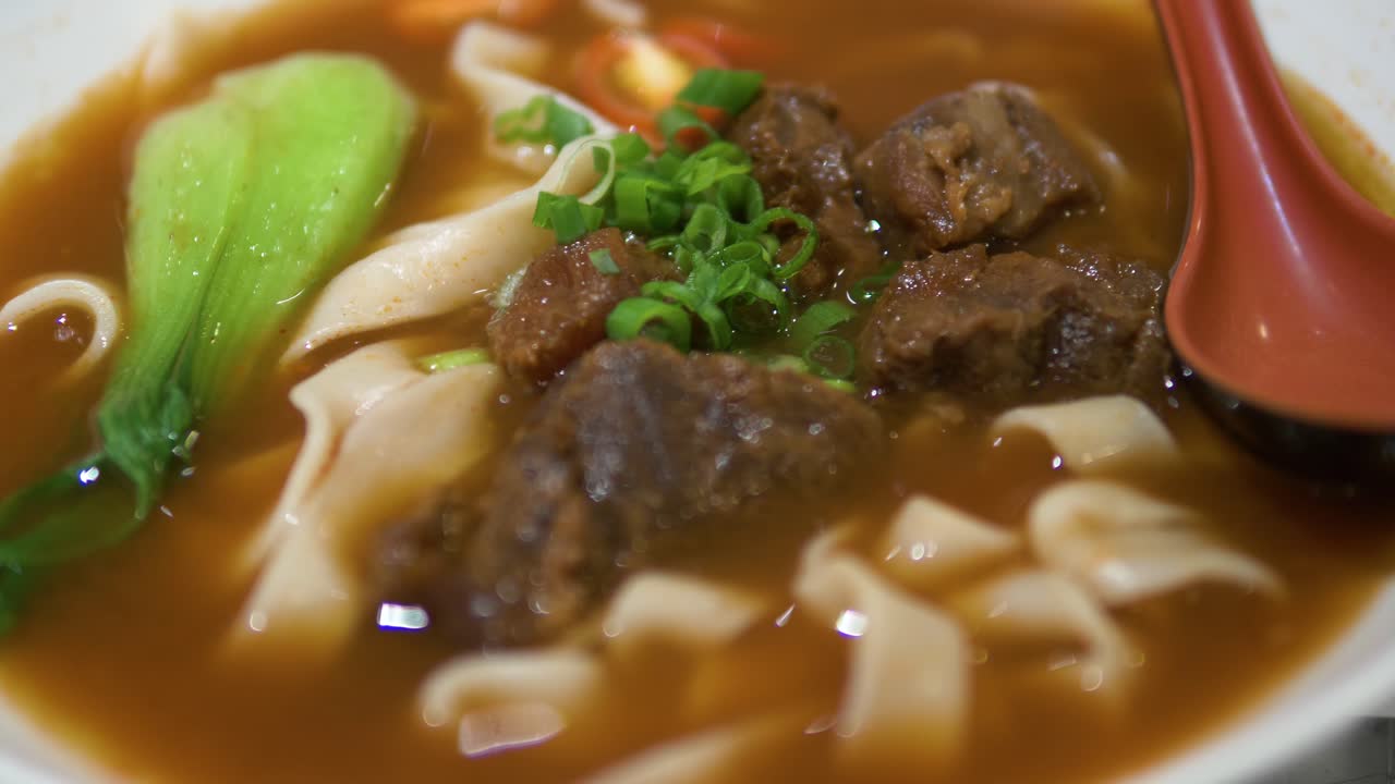 Taiwanese tomoto beef noodle soup with thick noodle