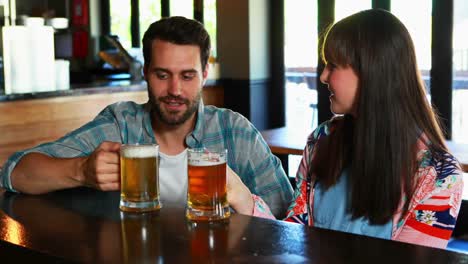 Pareja-Feliz-Interactuando-Mientras-Toma-Cerveza