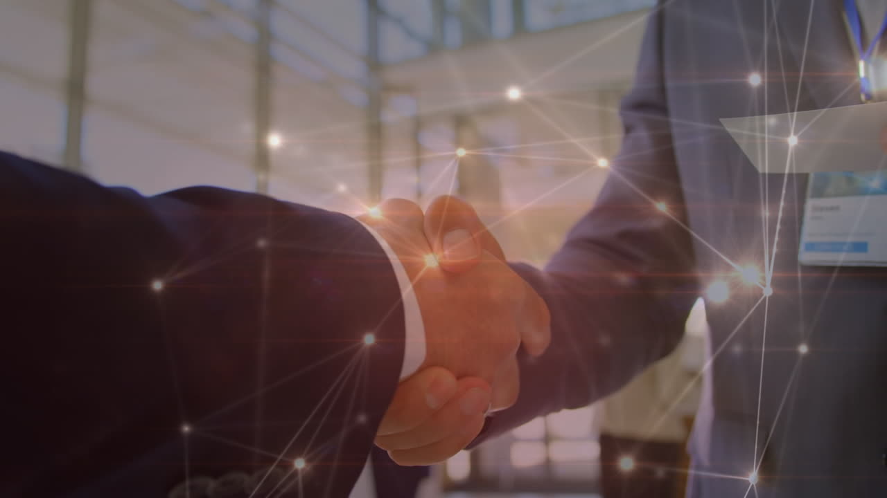 Animação de rede de conexões sobre dois empresários apertando as mãos no escritório