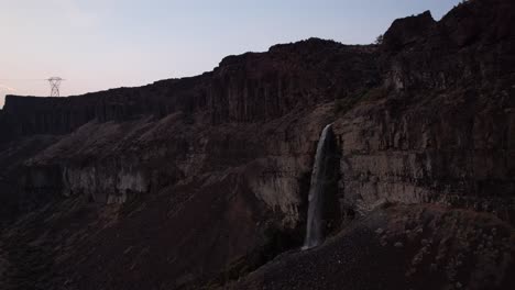 Imágenes-Cinematográficas-Aéreas-Escénicas-De-La-Cascada-Frenchmen-Coulee-En-El-Estado-De-Washington-Durante-La-Puesta-De-Sol,-Drones-Acercándose-A-Las-Formaciones-Rocosas-Del-Cañón