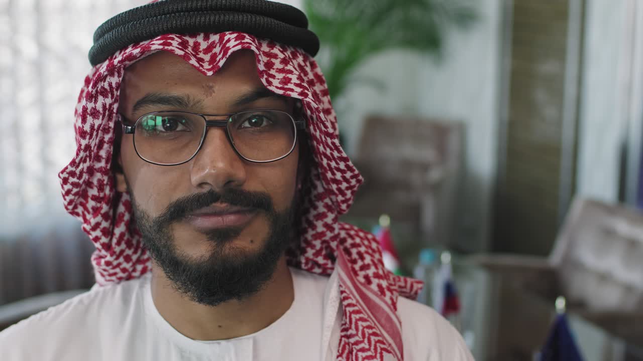 retrato en primer plano del ministro de asuntos exteriores de los emiratos árabes unidos