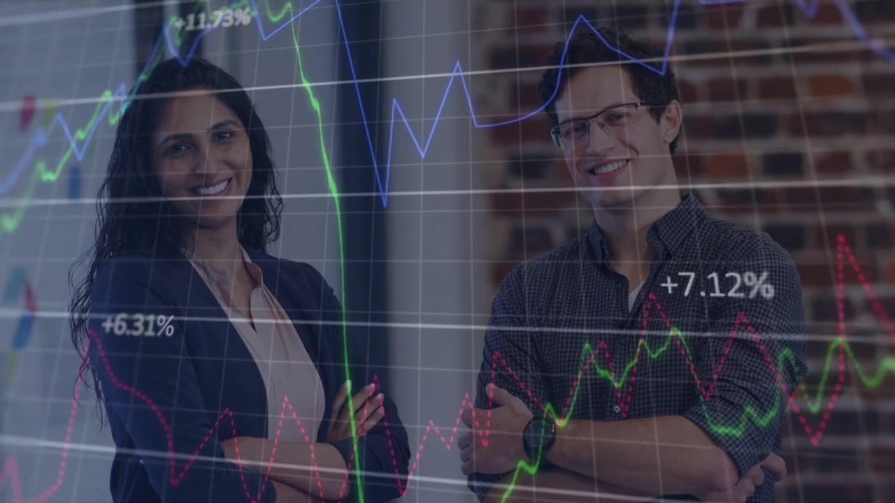 Parceiros conversando, gerando uma sobreposição financeira com linhas de velas e rótulos de porcentagem cobrindo o quadro, mostrando o mercado.