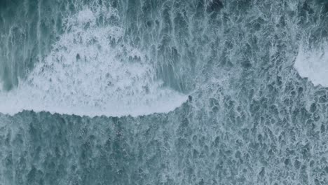 vista aérea de arriba hacia abajo de drones de la acción de las olas en el sunzal el salvador