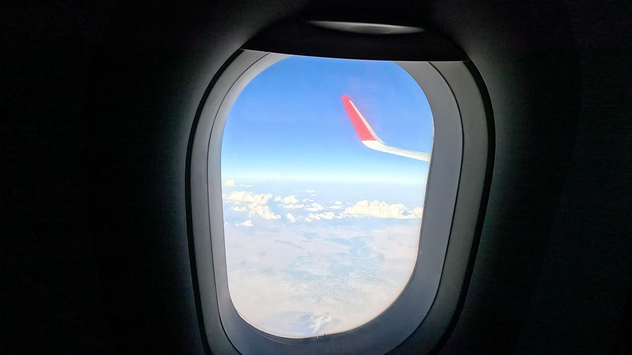 산악 지형 위의 풍경 비행