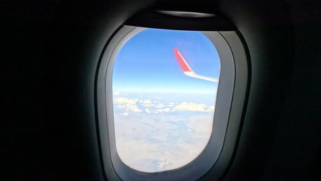 vuelo panorámico sobre un paisaje montañoso