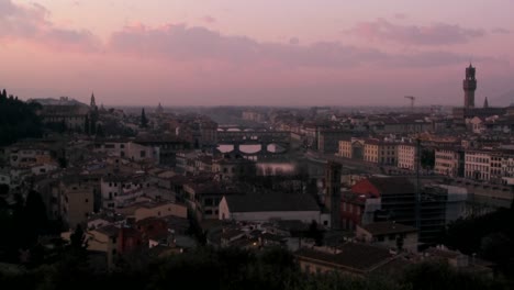 Zeitraffer-Abenddämmerung-Wolken-Ziehen-über-Florenz-Italien