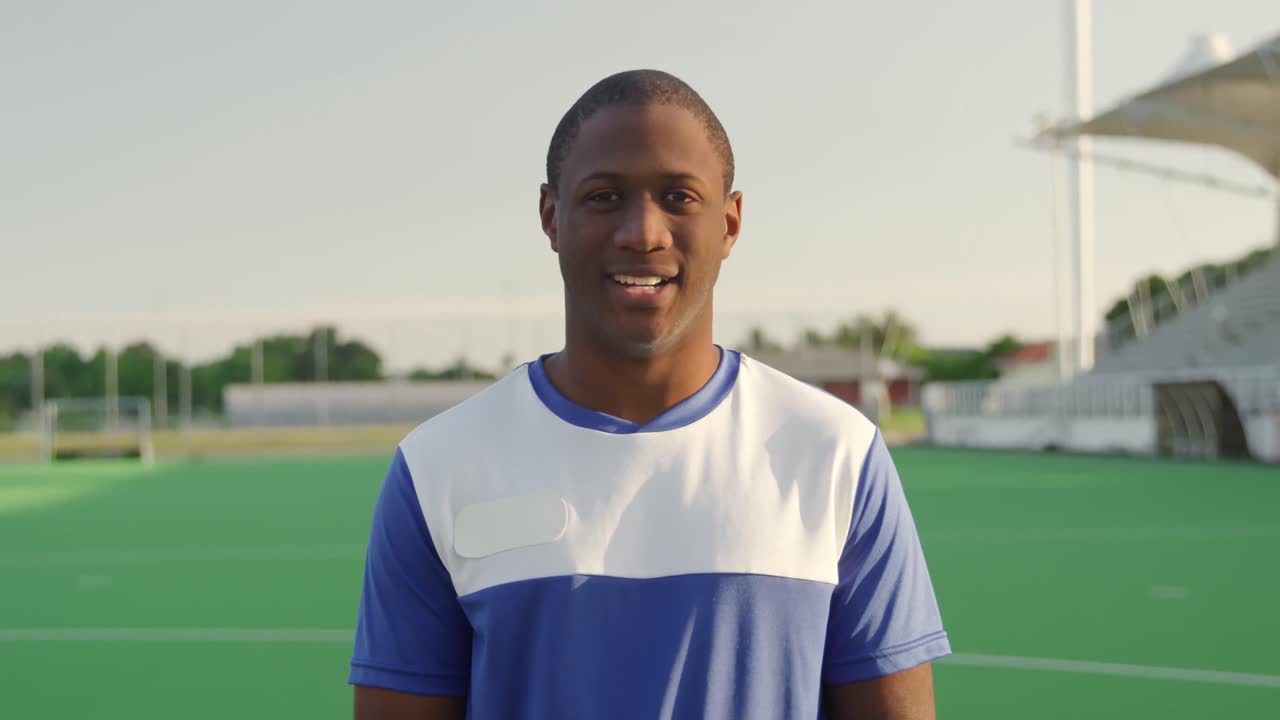 카메라를 보고 있는 하키 선수