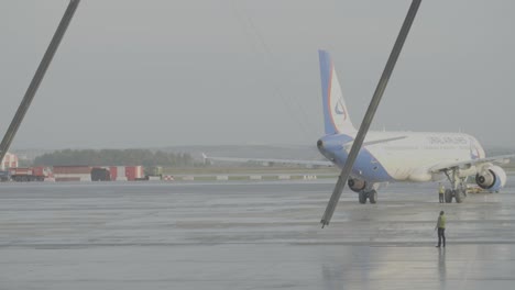 avión en el mantenimiento del aeropuerto