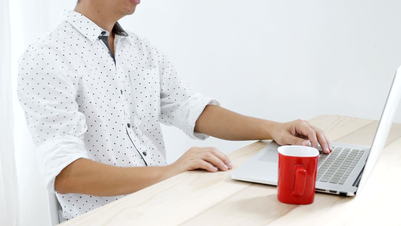 사무실에서 노트북으로 일하는 4k 젊은 사업가, 불편함과 어깨 통증, 사무실 증후군 문제