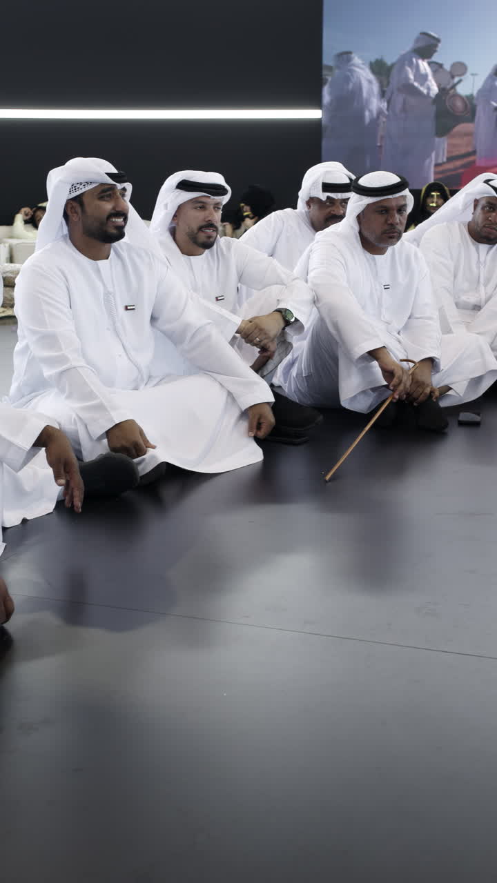hombres de los emiratos en trajes tradicionales